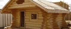 Срубы, сделанные из зимнего леса